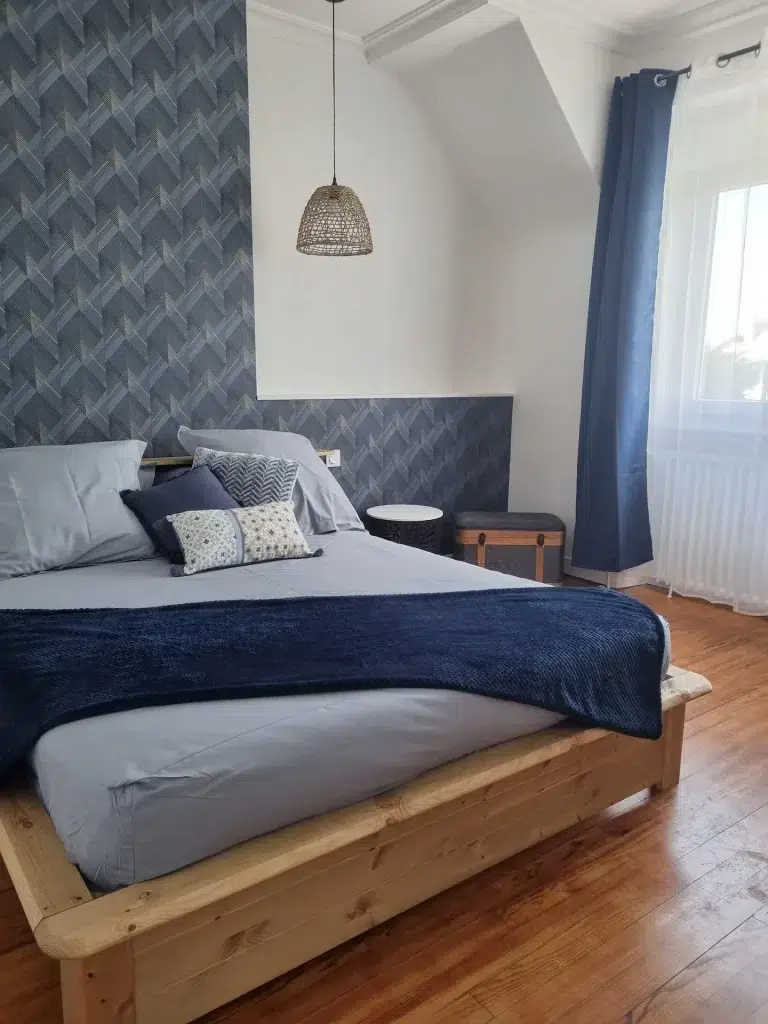 Chambre lit Queen Size Maison vacances Penmarch Le Bruit des Vagues - Location Maison - Quimper Brest