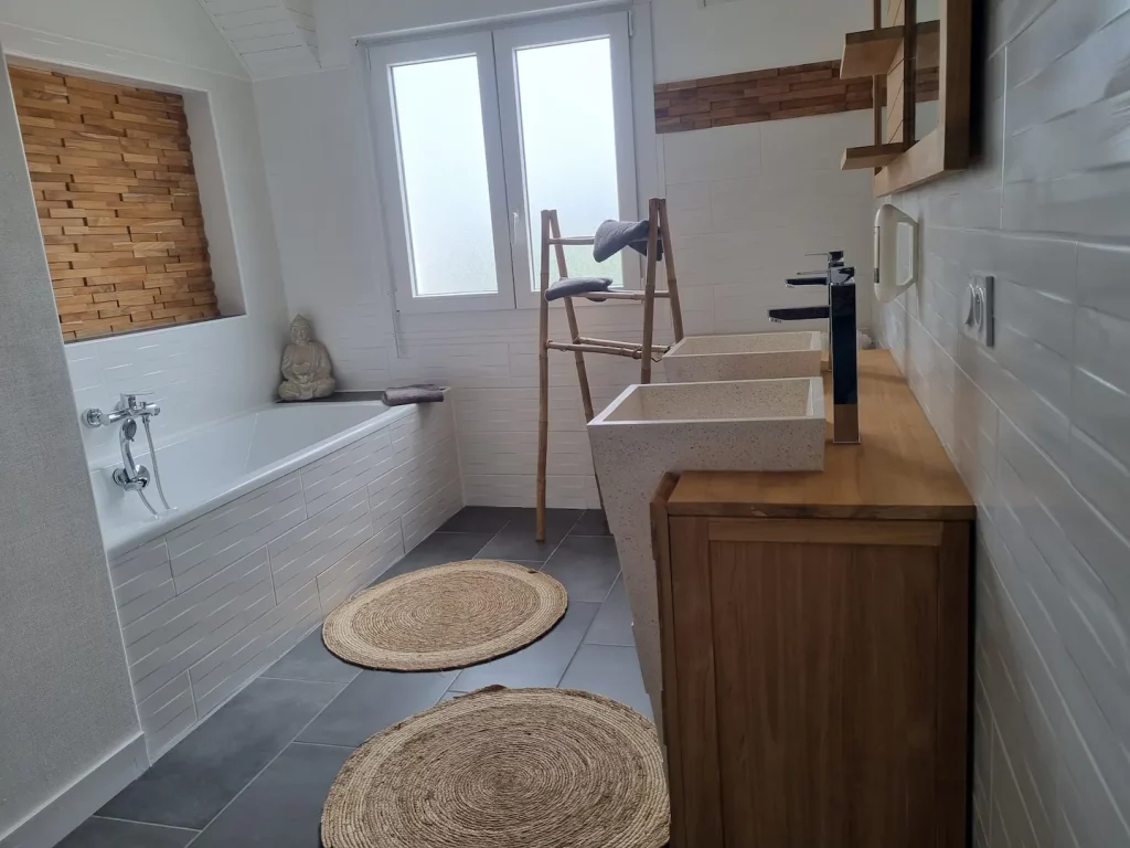 Salle de bain baignoire Maison vacances Penmarch Le Bruit des Vagues 1 - Location Maison - Quimper Brest